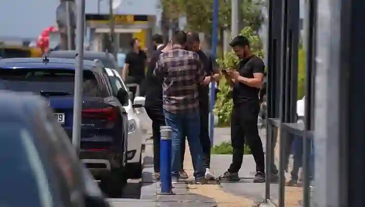 Depremde balkondan atlayanlar yaralandı