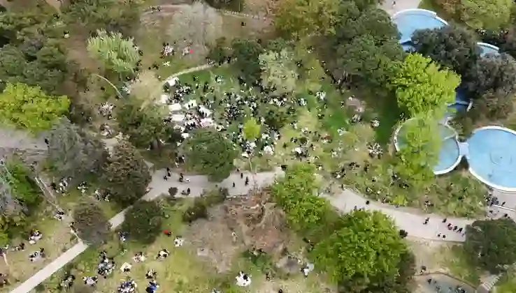 Depremin ardından park ve bahçeler doldu