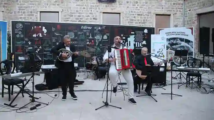 Edirne’de düzenlenen konserde Türkçe ve Yunanca şarkılar seslendirildi