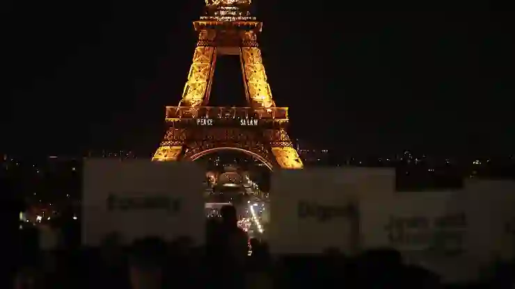 Eyfel Kulesi, Gazze için barış mesajıyla aydınlatıldı