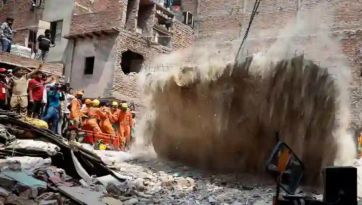 Hindistan’da dört katlı bina çöktü: 11 kişi öldü