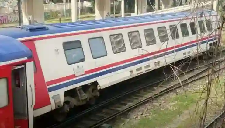 İzmir’de bakımdan dönen treninin vagonu raydan çıktı