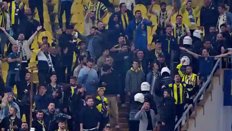 Maç sonu Kadıköy karıştı: 90+4’teki şokun ardından taraftarlar basın tribününe girdi