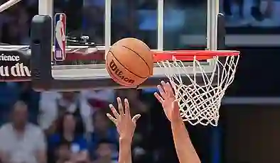 NBA’de çıkan kavgada 5 oyuncu ve 2 antrenör ihraç edildi