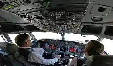 Tayland Kralı’ndan ilk yurt dışı ziyareti: Uçağı kendisi kullandı