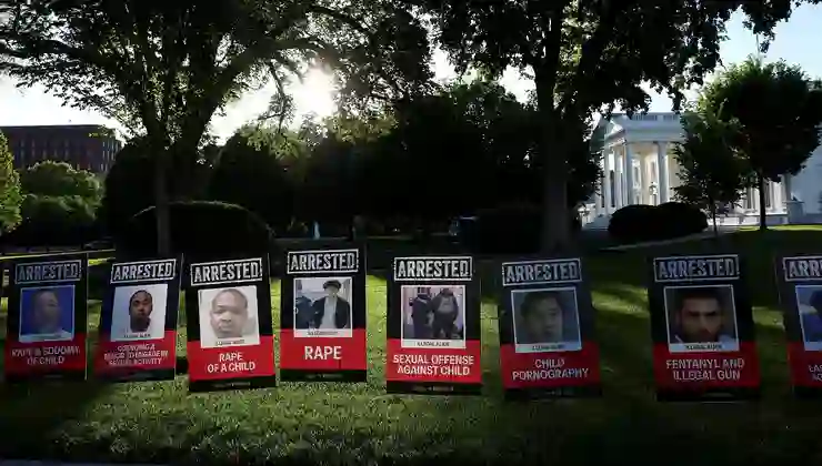 Trump’tan skandal hareket: Göçmenlerin fotoğraflarını sergiledi