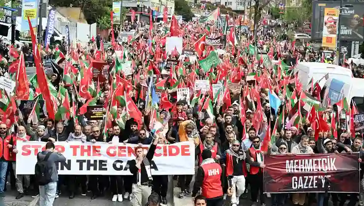 Üsküdar’da “Gazze Ölüyor! Ayağa Kalk!” yürüyüşü