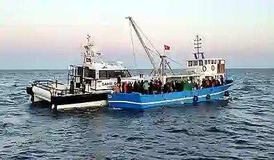 Balıkçı teknesinde 92 kaçak göçmen yakalandı