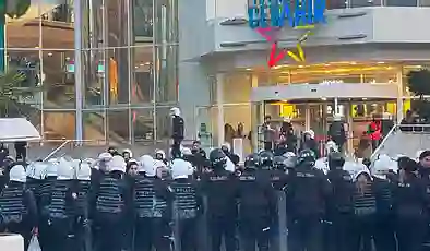 Cevahir önünde gözaltına alınan 120 kişi hâkim karşısına çıktı, dava ertlendi; “Ablukadan çıkmama izin verilmedi, saatlerce ters kelepçeyle bekletildim”