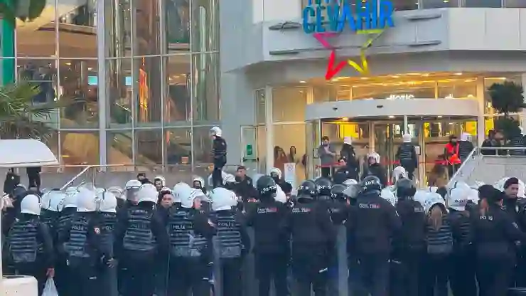 Cevahir önünde gözaltına alınan 120 kişi hâkim karşısına çıktı, dava ertlendi; “Ablukadan çıkmama izin verilmedi, saatlerce ters kelepçeyle bekletildim”