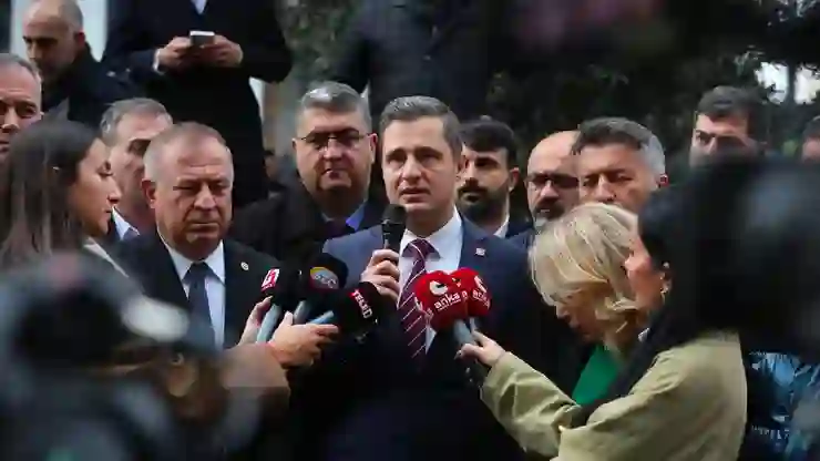 CHP Sözcüsü’nden Bakan Yerlikaya’ya otobüs tepkisi: Görev tanımınızda montajcılık mı var?