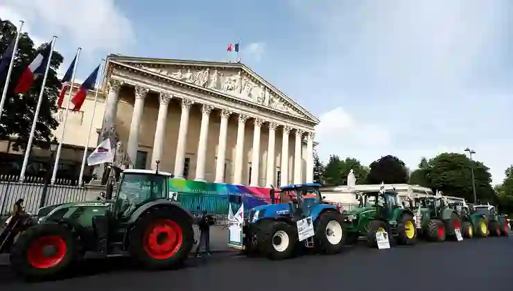 Çiftçi eylemleri Paris’e geri döndü: Traktörler Ulusal Meclis önünde