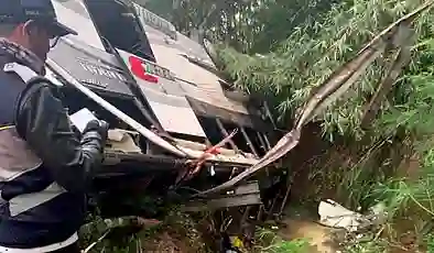 Endonezya’da freni arızalanan otobüsün devrilmesi sonucu 12 kişi öldü