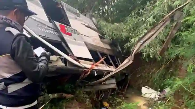 Endonezya’da freni arızalanan otobüsün devrilmesi sonucu 12 kişi öldü