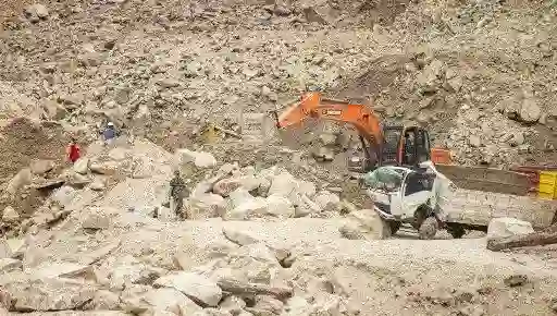 Endonezya’da taş ocağında kaya çöktü: 10 kişi öldü