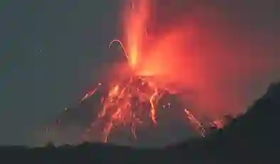 Endonezya’nın ‘erkek’ volkanında iki patlama birden oldu: “Daha büyüğü gelebilir”