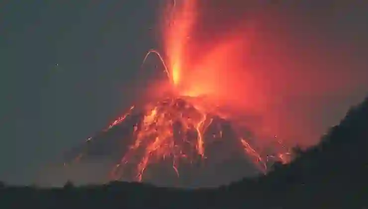 Endonezya’nın ‘erkek’ volkanında iki patlama birden oldu: “Daha büyüğü gelebilir”