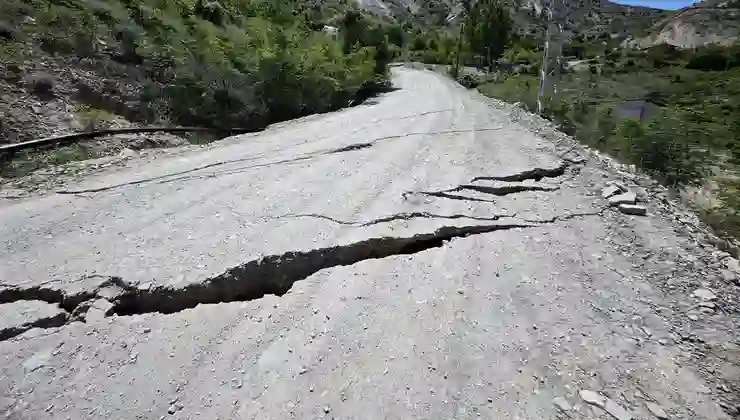 Erzurum’da heyelan: Bazı evlerde hasar oluştu