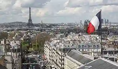 Fransa’da kamusal alanlarda sigara içmek yasaklanıyor