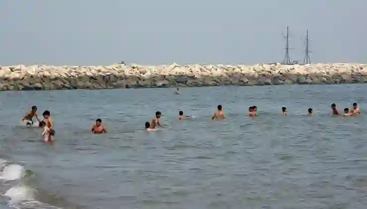 Hissedilen sıcaklık 35 derece: Sıcaktan bunalan soluğu denizde aldı