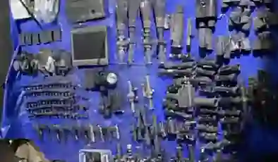 Irak’ın kuzeyinde Pençe-Kilit operasyonu bölgesinde tespit edilen mağarada çok sayıda silah, mühimmat ve yaşam malzemesi ele geçirildi