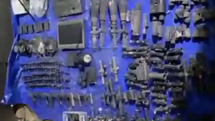 Irak’ın kuzeyinde Pençe-Kilit operasyonu bölgesinde tespit edilen mağarada çok sayıda silah, mühimmat ve yaşam malzemesi ele geçirildi