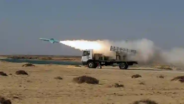 İran, bin 200 kilometre menzilli yeni balistik füzesini tanıttı