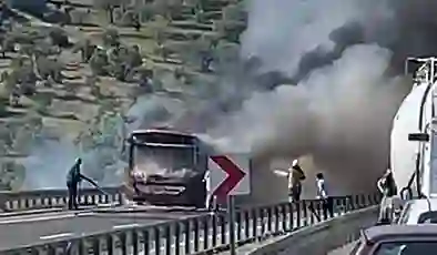 İzmir’de belediye otobüsü alev alev yandı: Yolcular tahliye edildi