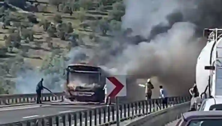 İzmir’de belediye otobüsü alev alev yandı: Yolcular tahliye edildi