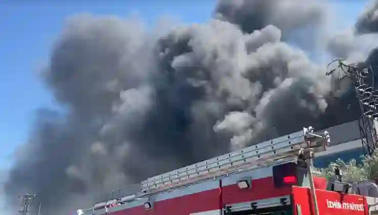 İzmir’de fabrika yangını: Alevler büyüdü, işçiler tahliye edildi