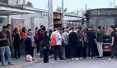 İzmir’de işçiler grevde: Toplu taşımada iş çıkış yoğunluğu