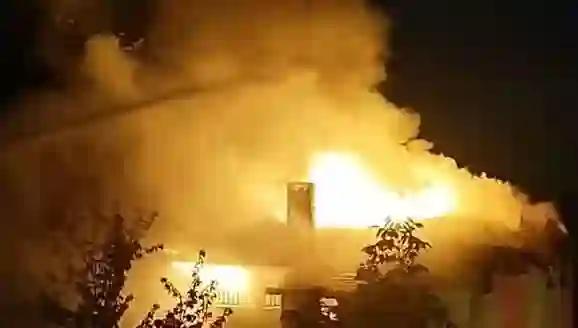 Mangal ateşi 3 katlı binayı yaktı