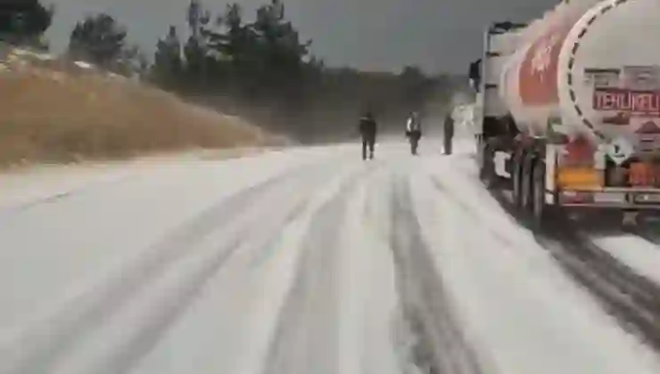 Mersin’de dolu etkili oldu, karayolu trafiğe kapandı
