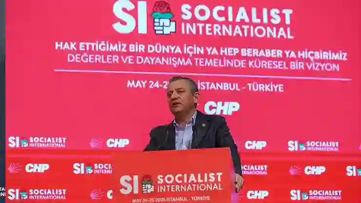 Özgür Özel, Sosyalist Enternasyonal Konsey kapanışını böyle yaptı: Türkiye bir sivil darbe sürecindedir, İmamoğlu ve arkadaşları siyaseten tutukludur!
