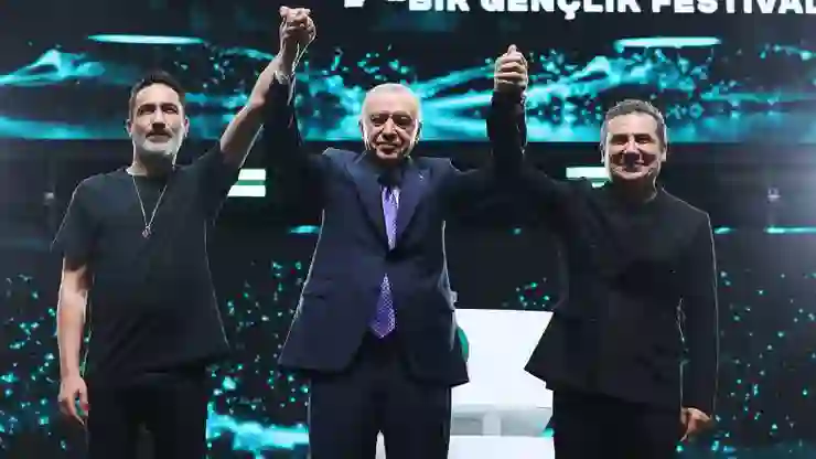 Sagopa Kajmer ve Ferhat Göçer, Erdoğan’ın katıldığı GENÇFEST’te sahne aldı