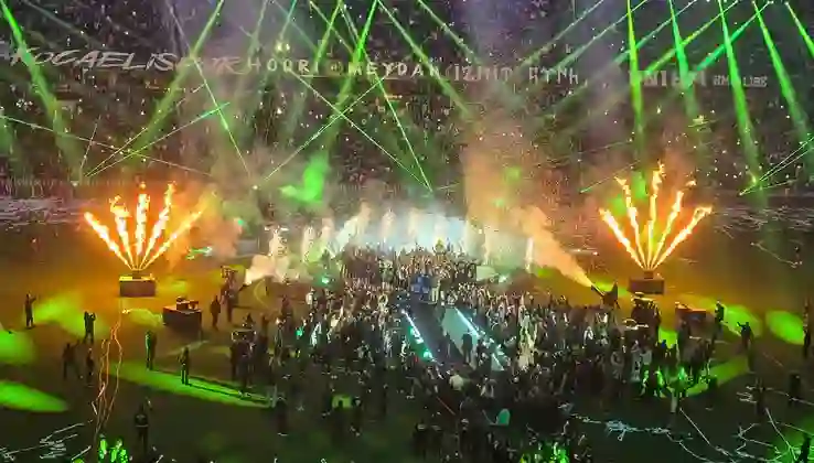 Şampiyon Kocaelispor, kupasını taraftarıyla birlikte kaldırdı