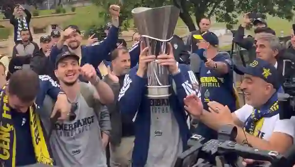 Şampiyon Fenerbahçe Beko yurda döndü