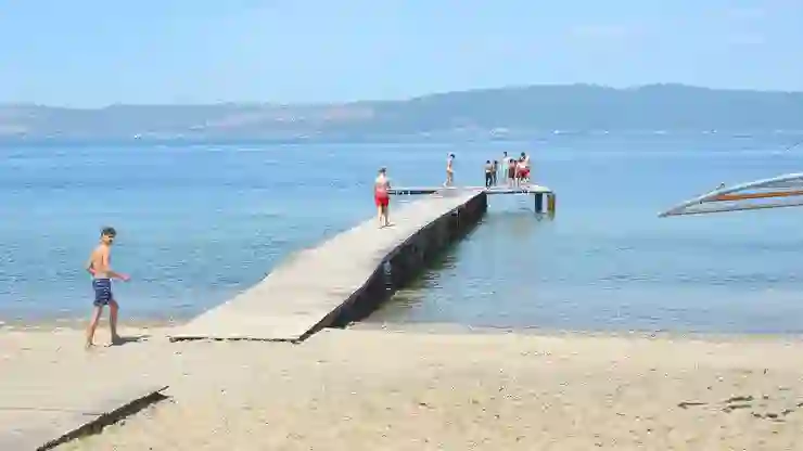 Sıcak havayı fırsat bilen çocuklar ve gençler Kocaeli’de denize girdi