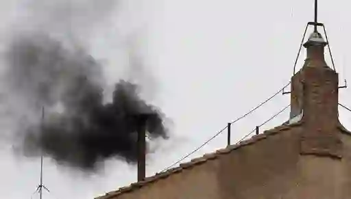 Siyah duman yükseldi: Papa ilk oylamada seçilemedi