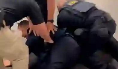 ABD’de İç Güvenlik Bakanı’na soru sormak isteyen Demokrat senatör ters kelepçeyle gözaltına alındı