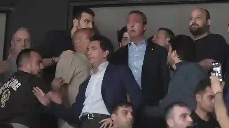Beşiktaş Fibabanka-Fenerbahçe Beko derbisinde gergin anlar: Ali Koç locaya gitmek zorunda kaldı