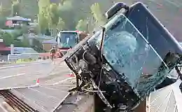 Bingöl’de yolcu otobüsü devrildi: 3 ağır yaralı