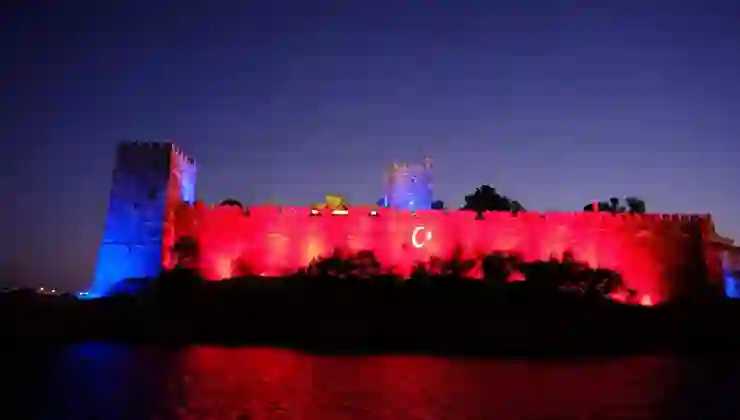 Bodrum Kalesi kırmızı-mavi renklerle aydınlatıldı