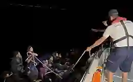 Çeşme’de denizde sürüklenen 42 kaçak göçmen kurtarıldı