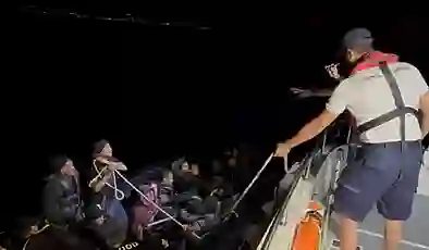 Çeşme’de denizde sürüklenen 42 kaçak göçmen kurtarıldı