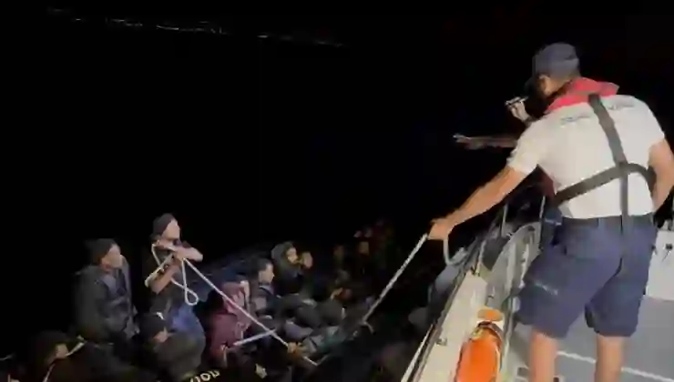 Çeşme’de denizde sürüklenen 42 kaçak göçmen kurtarıldı