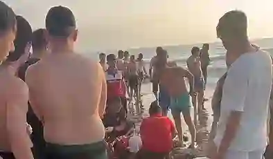 Denizdeki dalga nedeniyle ölümden döndüler: Baba ile 3 çocuğu hastaneye kaldırıldı