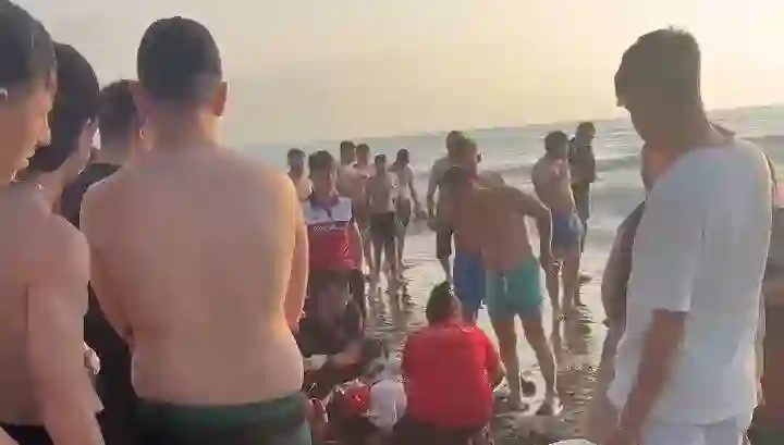 Denizdeki dalga nedeniyle ölümden döndüler: Baba ile 3 çocuğu hastaneye kaldırıldı