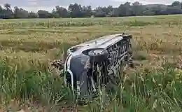 Düğünden dönenleri taşıyan minibüs devrildi: 17 yaralı