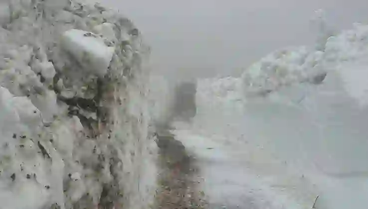 Haziran ayı ortasında zorlu kar temizliği sürüyor